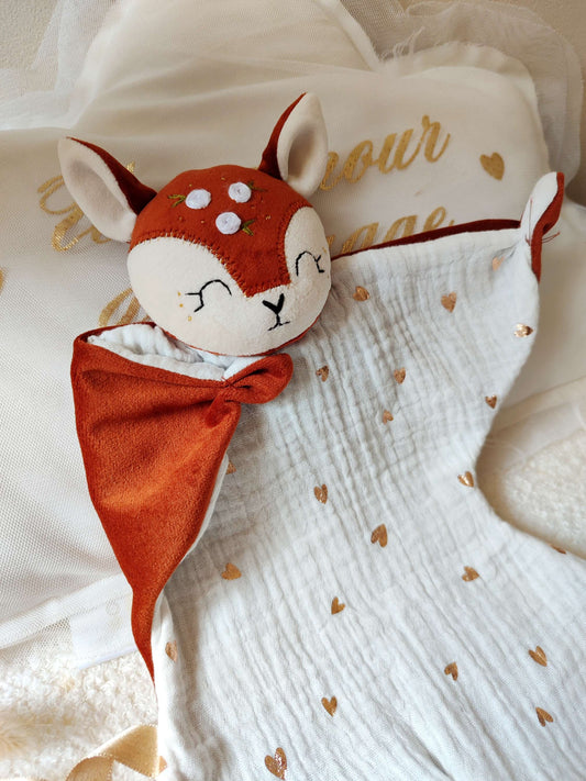 Doudou biche fait main en velours doux, personnalisable avec prénom brodé, fabriqué artisanalement en France – cadeau de naissance pour bébé