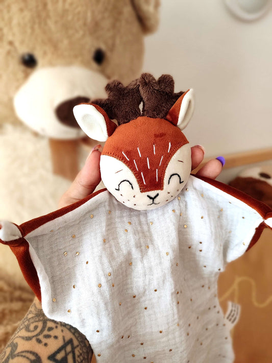 Doudou cerf fait main en velours doux - gaze de coton , personnalisable avec prénom brodé, fabriqué artisanalement en France – cadeau de naissance pour bébé - normes CE