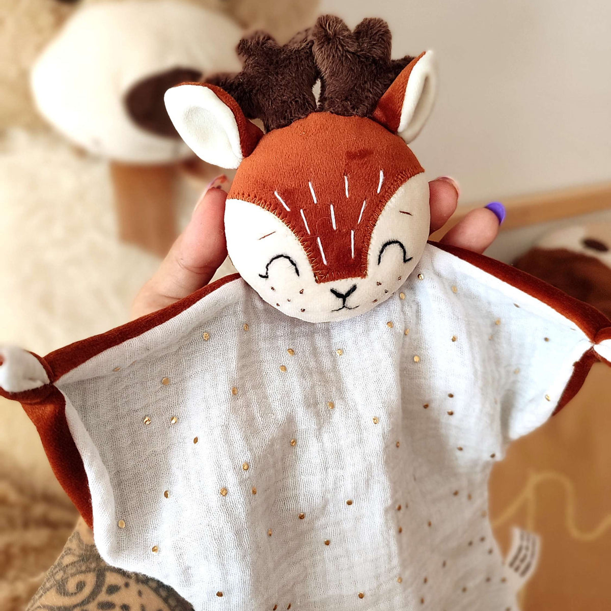 Doudou cerf fait main en velours doux - gaze de coton , personnalisable avec prénom brodé, fabriqué artisanalement en France – cadeau de naissance pour bébé - normes CE