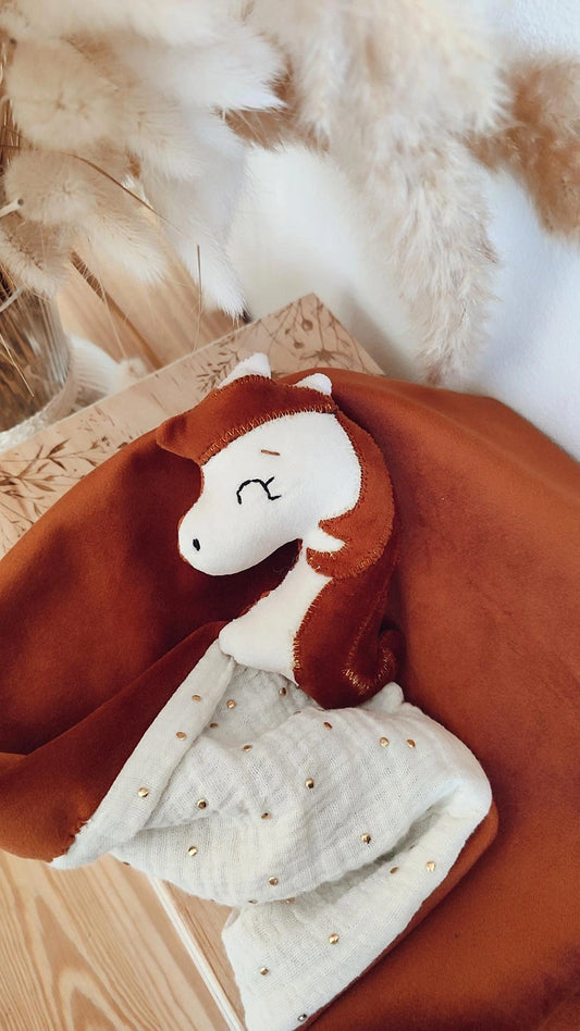 Doudou cheval fait main en velours doux, personnalisable avec prénom brodé, fabriqué artisanalement en France – cadeau de naissance pour bébé- brodé à la main - normes CE