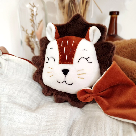 Doudou lion fait main en velours doux, personnalisable brodé à la main, fabriqué artisanalement en France – cadeau de naissance pour bébé