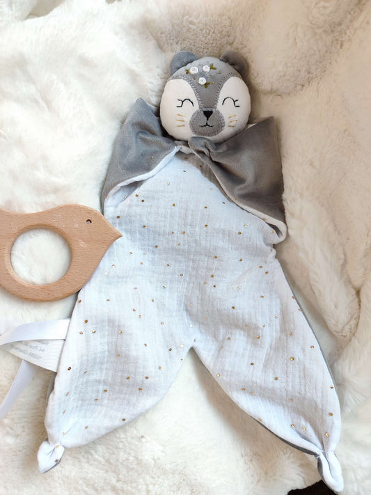 Doudou loutre forme étoile fait main en velours doux et gaze de coton, personnalisable avec prénom brodé, fabriqué artisanalement en France – cadeau de naissance pour bébé
