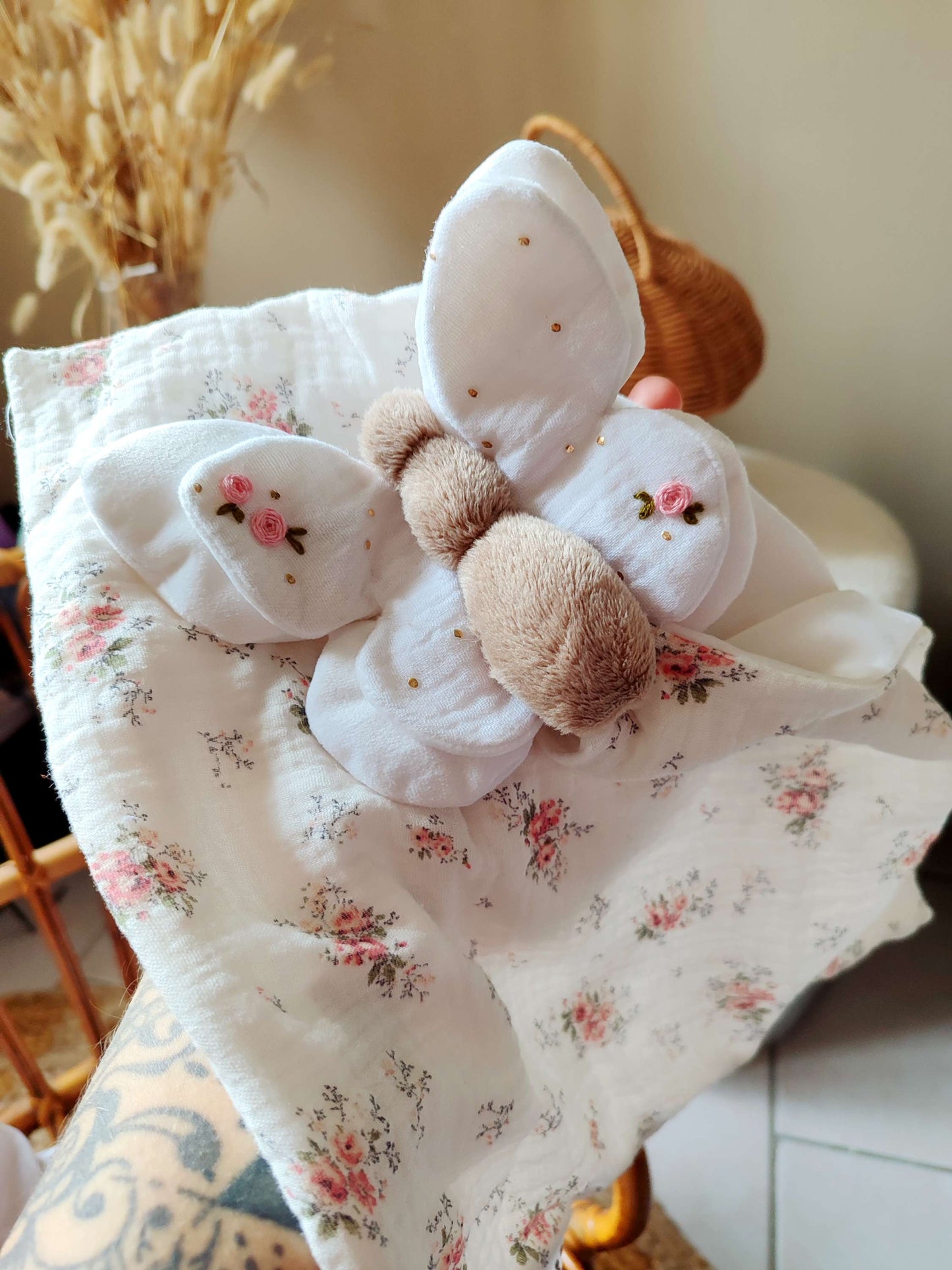 Doudou papillon fait main en velours doux et gaze de coton, personnalisable avec prénom brodé, fabriqué artisanalement en France – cadeau de naissance pour bébé