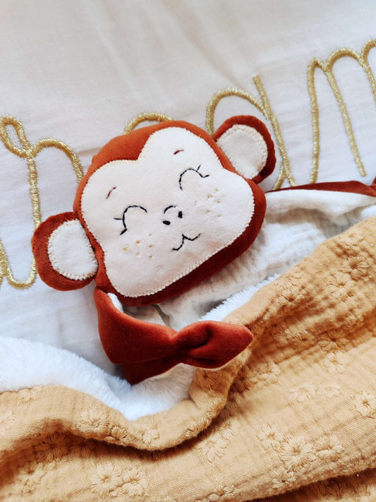 Doudou singe fait main en velours doux et gaze de coton, personnalisable avec prénom brodé, fabriqué artisanalement en France – cadeau de naissance pour bébé