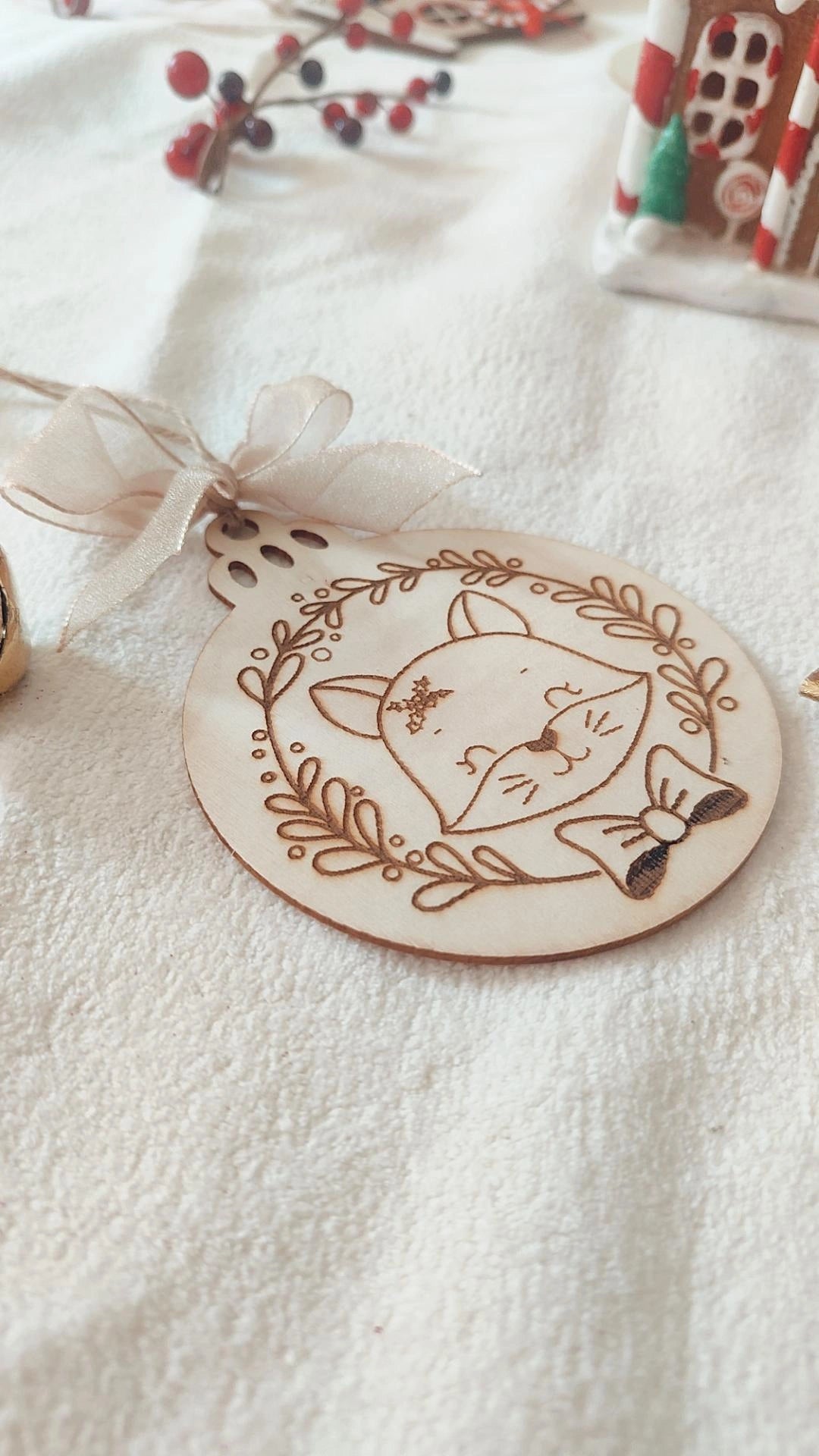 Boule de Noël en bois modèle Léonard le renard - Personnalisable
