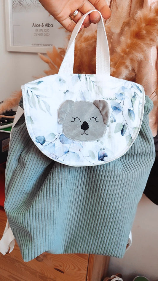 Sac à dos maternelle personnalisable – Modèle sacha le koala en tissu fait main