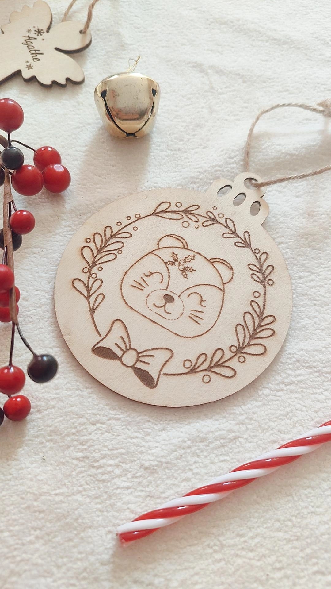 Boule de Noël en bois modèle Lola la loutre - Personnalisable