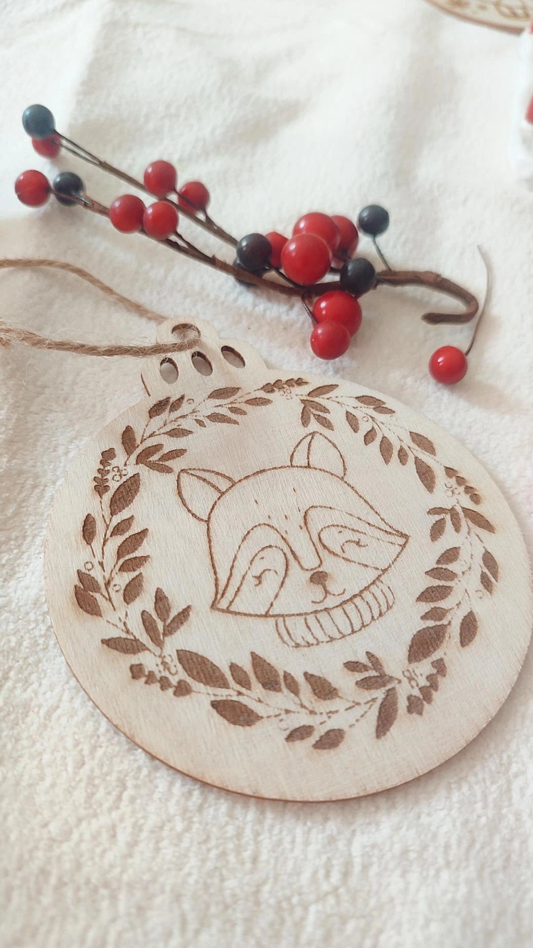 Boule de Noël en bois modèle Janon le raton - Personnalisable