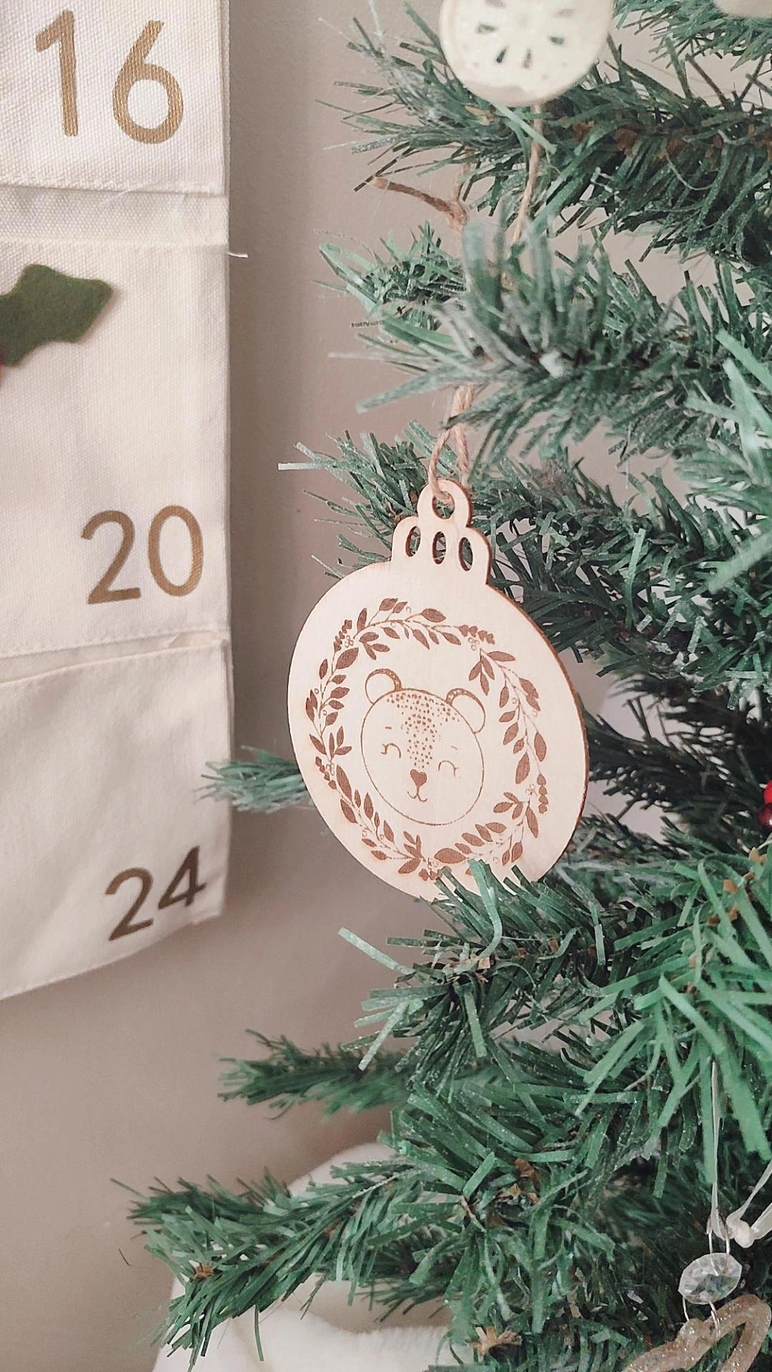 Boule de Noël en bois modèle Savannah le léopard - Personnalisable