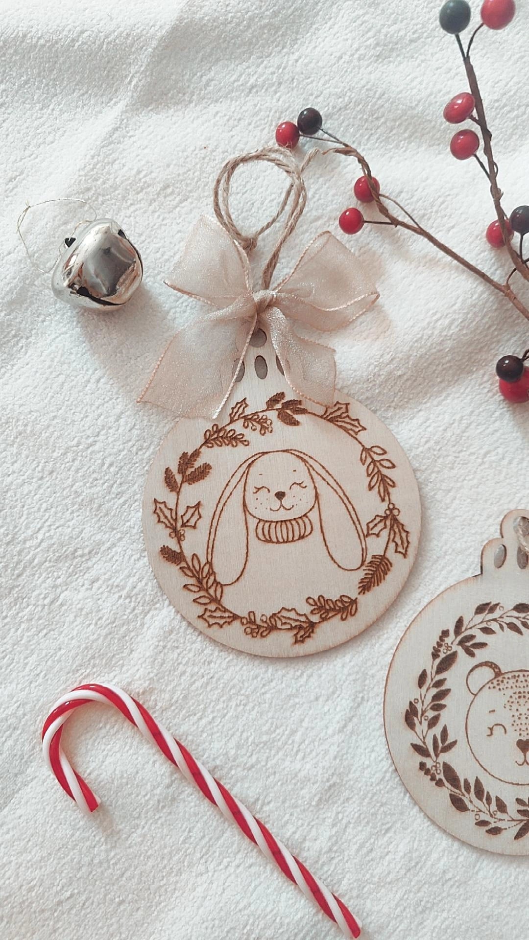Boule de Noël en bois modèle Lapin Grace- Personnalisable
