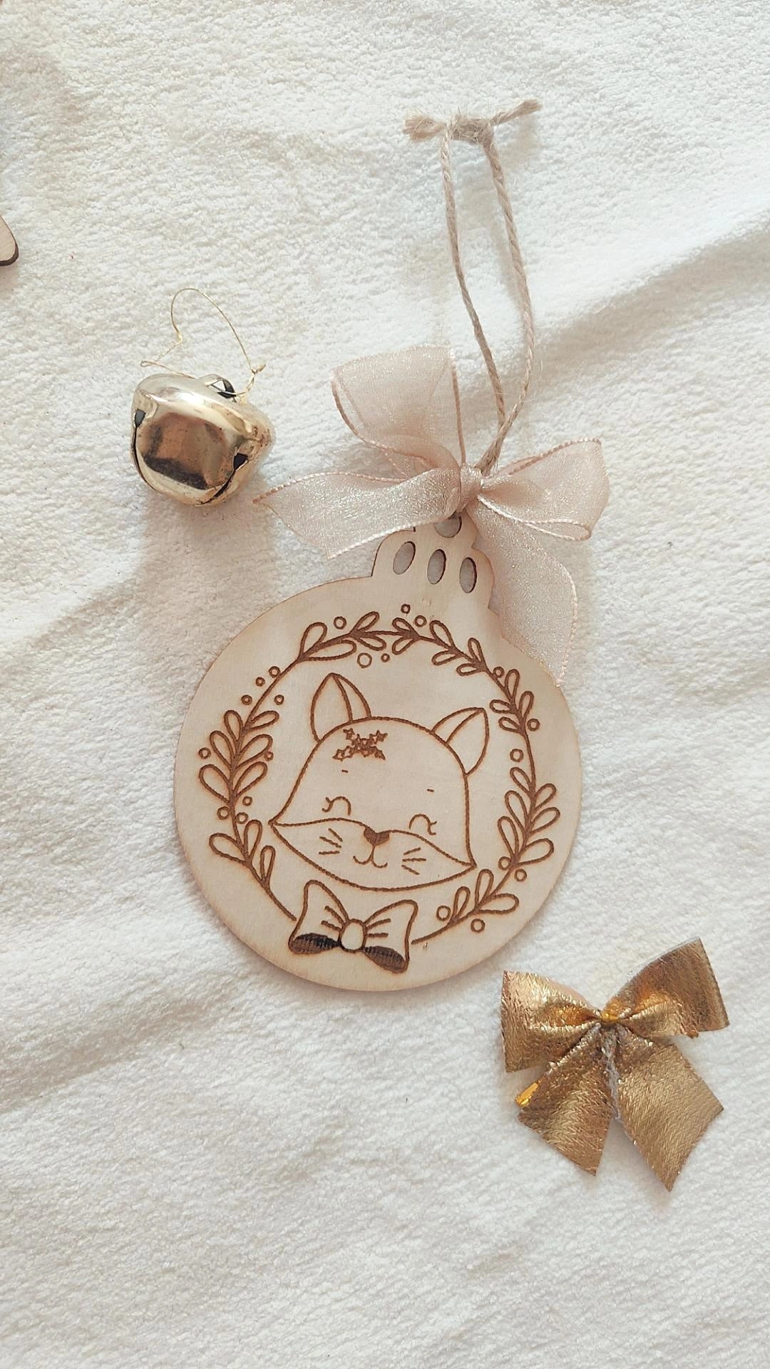 Boule de Noël en bois modèle Léonard le renard - Personnalisable