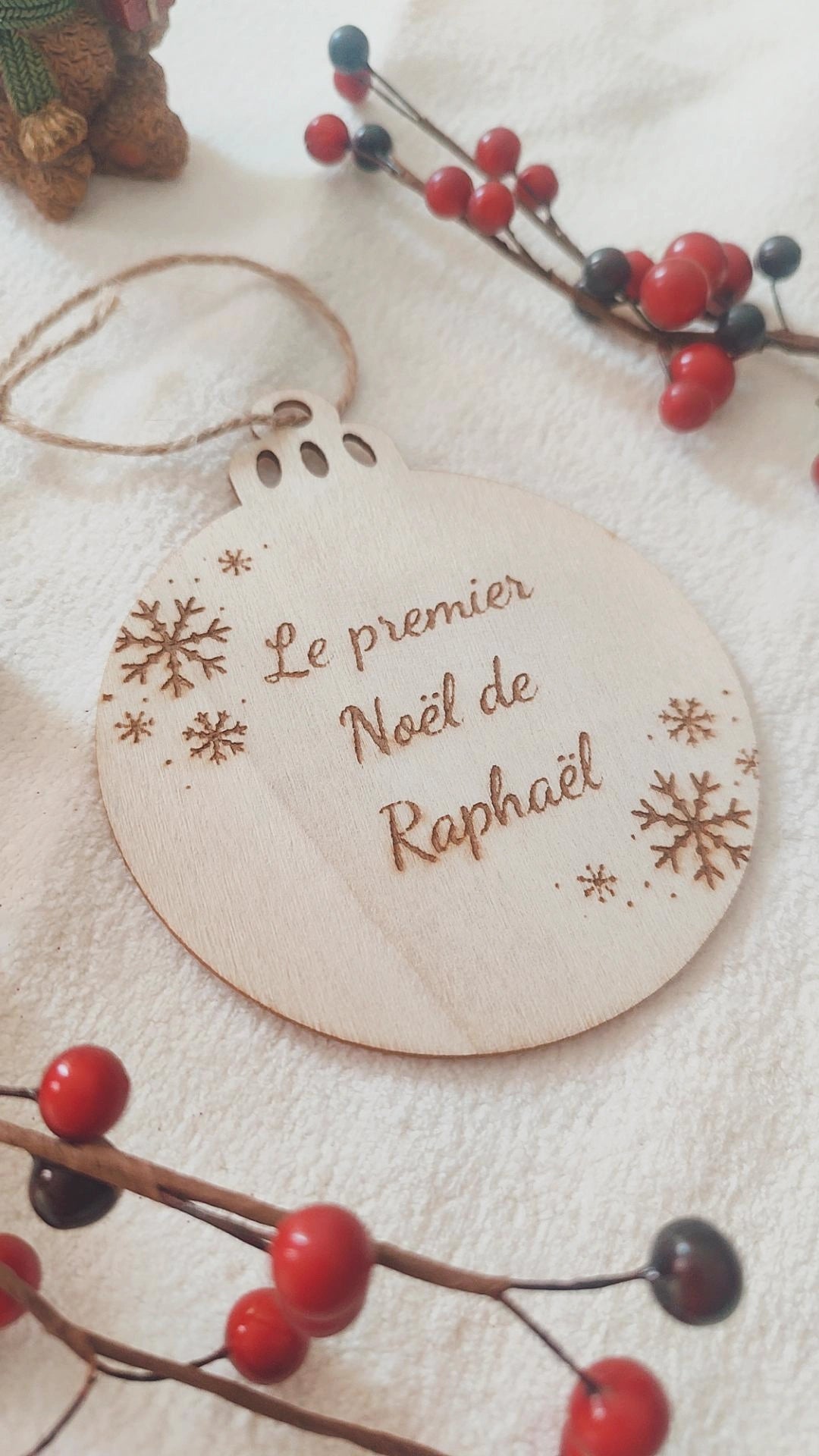 Boule de Noël en bois modèle Janon le raton - Personnalisable
