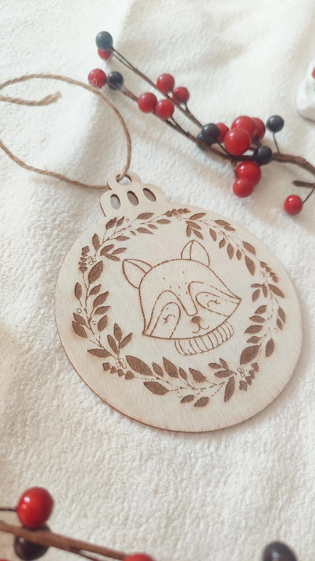 Boule de Noël en bois modèle Janon le raton - Personnalisable