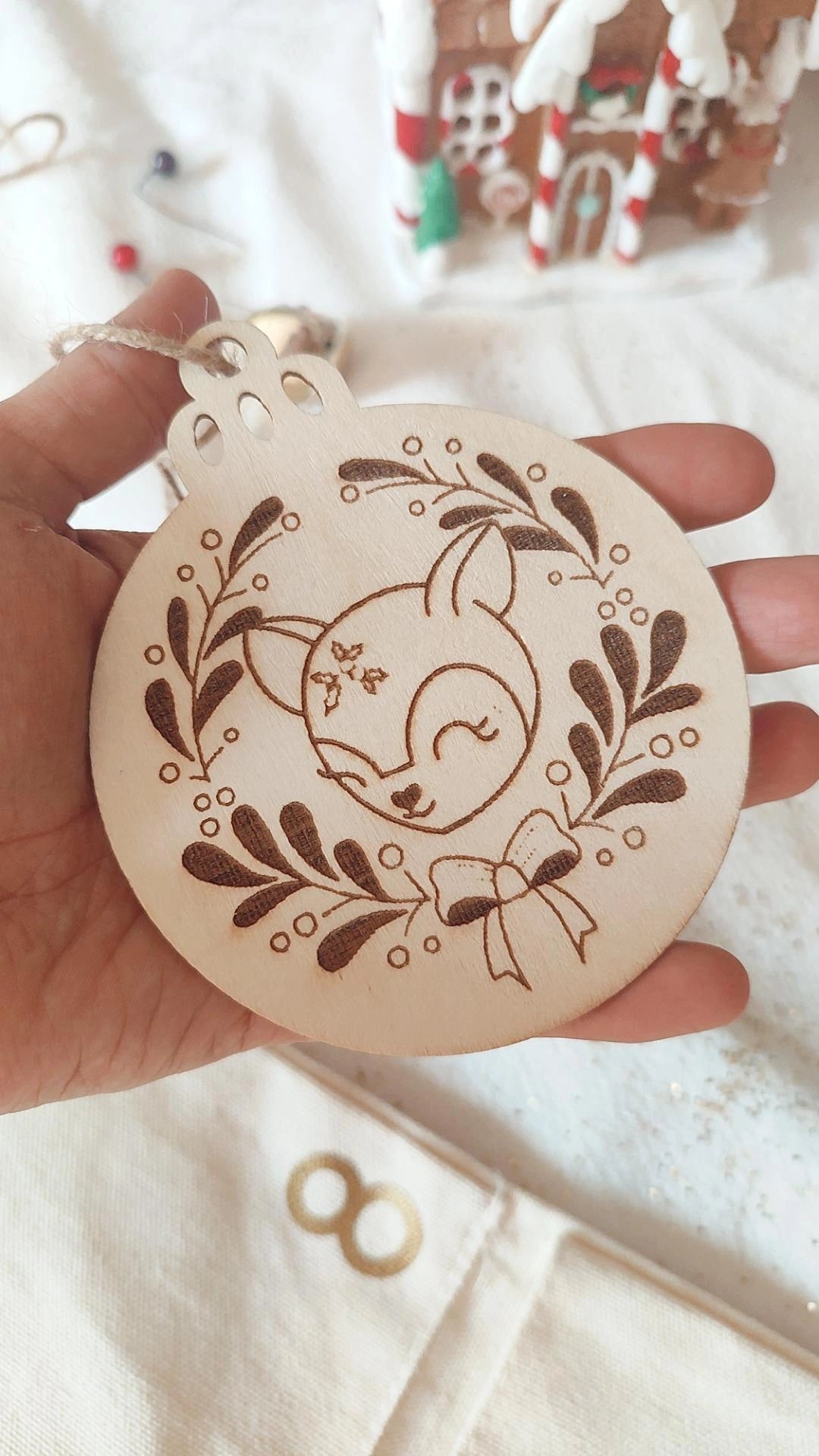 Boule de Noël en bois modèle Rosie la biche - Personnalisable