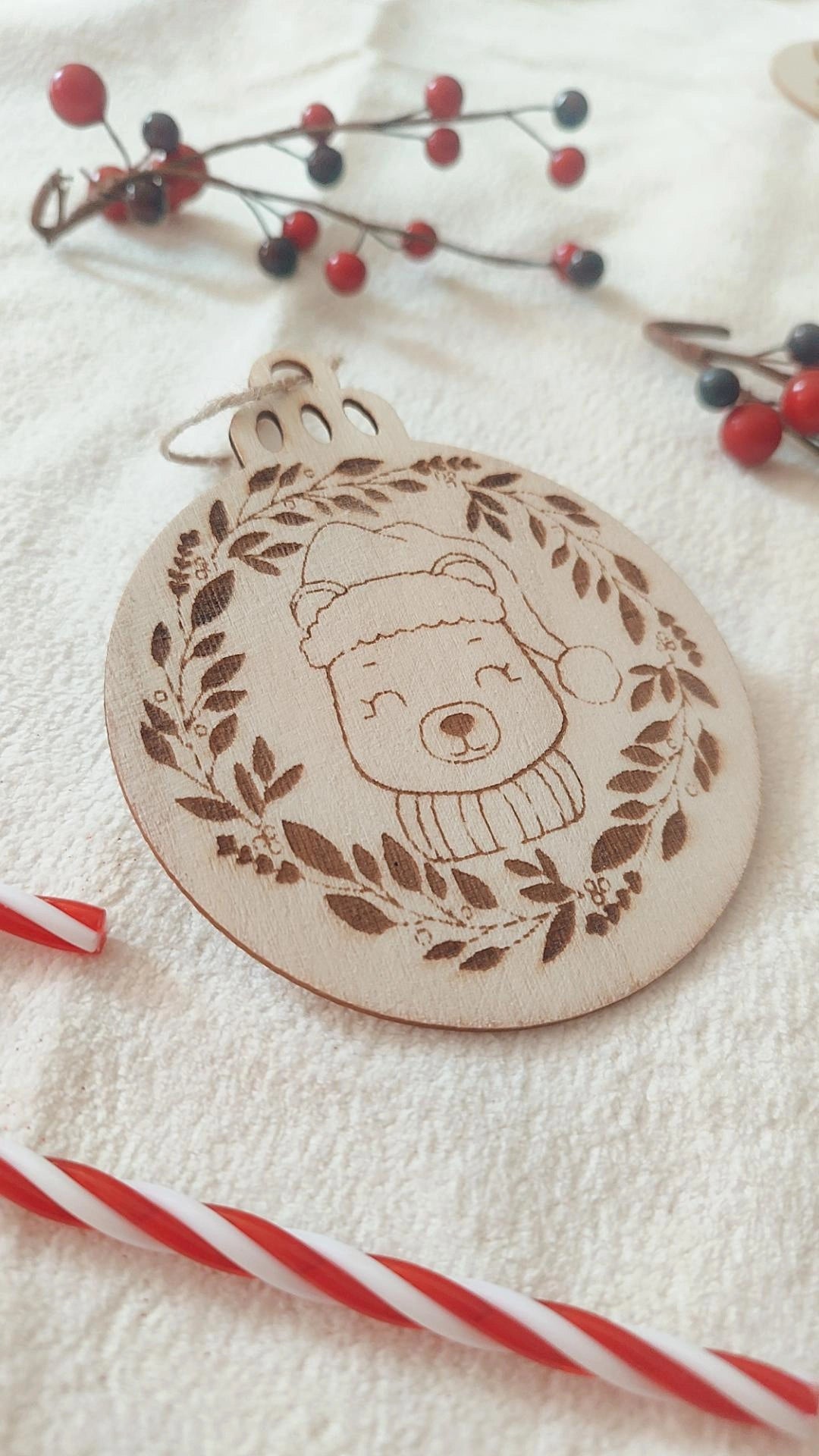 Boule de Noël en bois modèle Léon l'ourson- Personnalisable