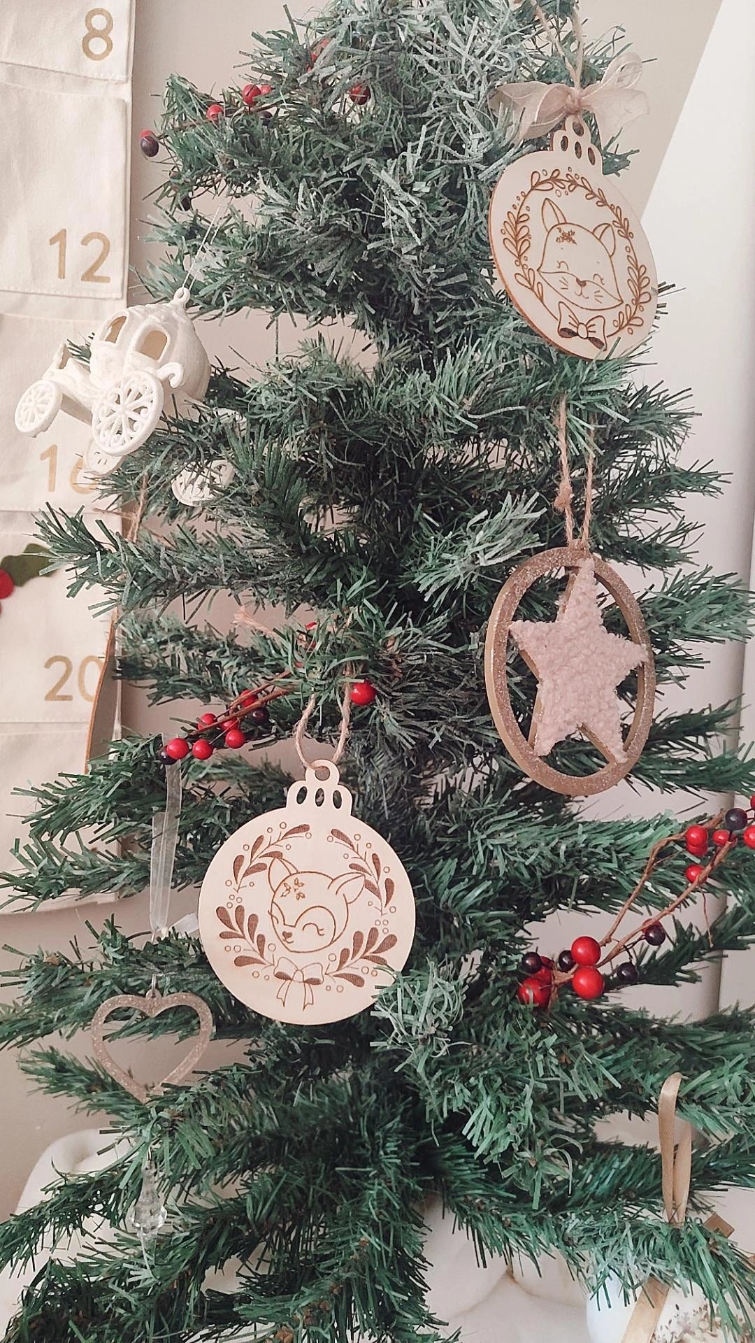 Boule de Noël en bois modèle Rosie la biche - Personnalisable