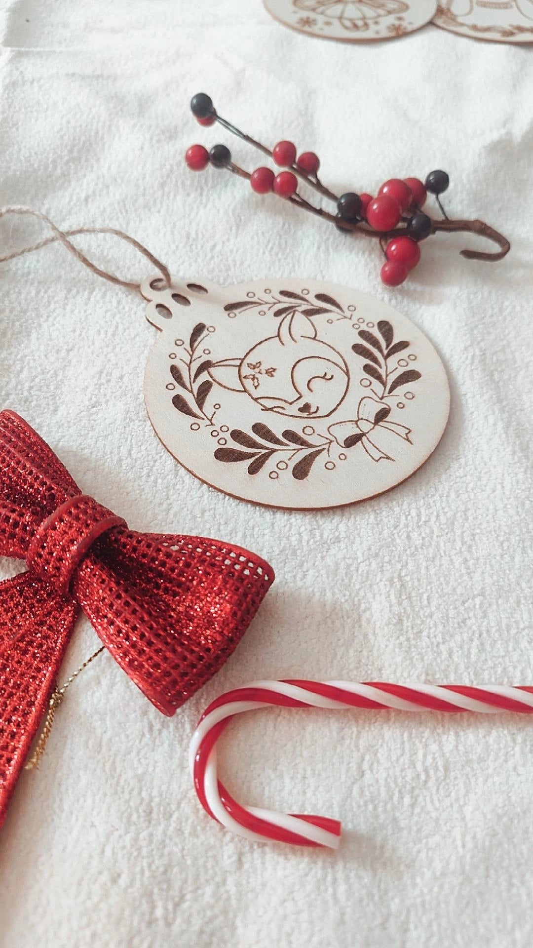 Boule de Noël en bois modèle Rosie la biche - Personnalisable