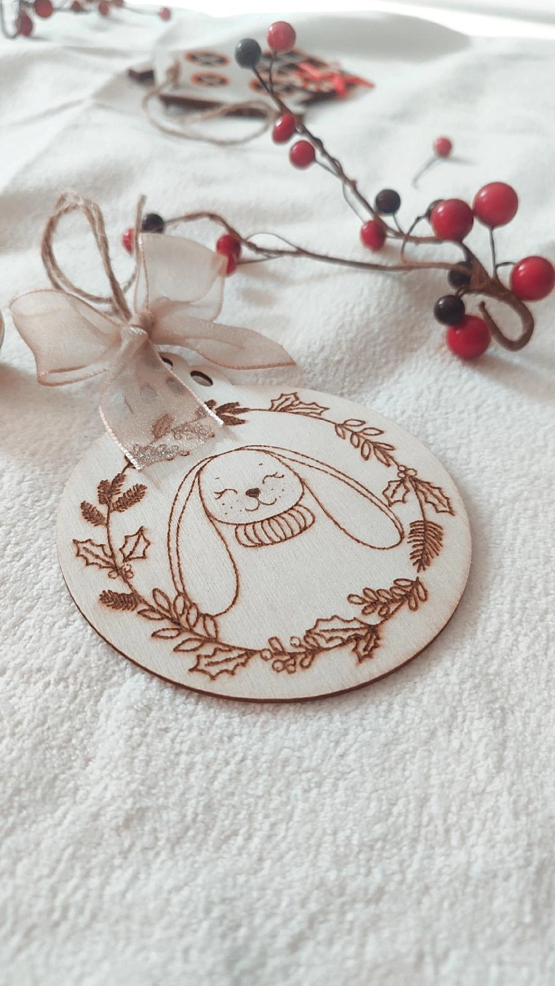 Boule de Noël en bois modèle Lapin Grace- Personnalisable