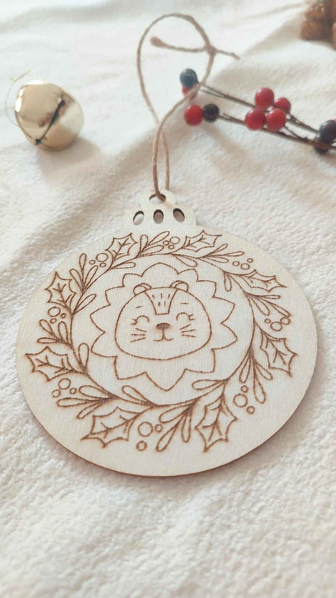 Boule de Noël en bois modèle Léo le Lion - Personnalisable