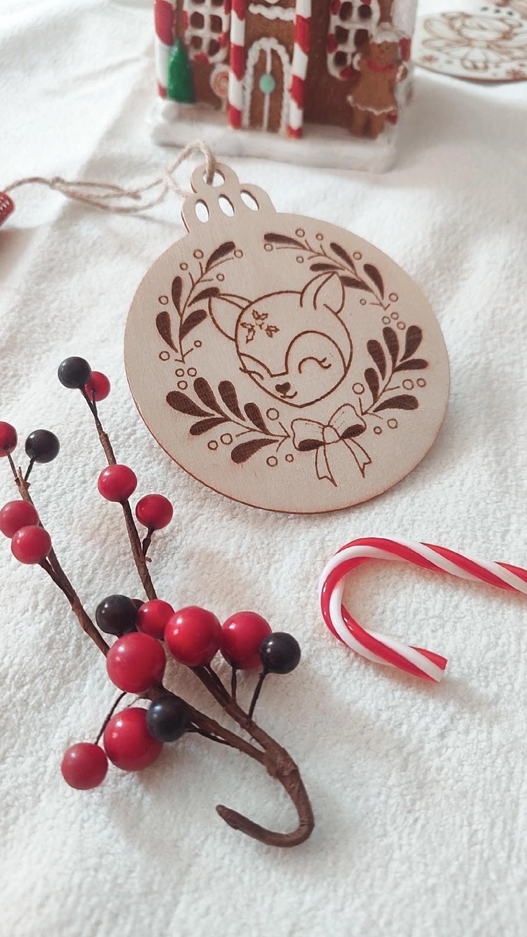 Boule de Noël en bois modèle Rosie la biche - Personnalisable