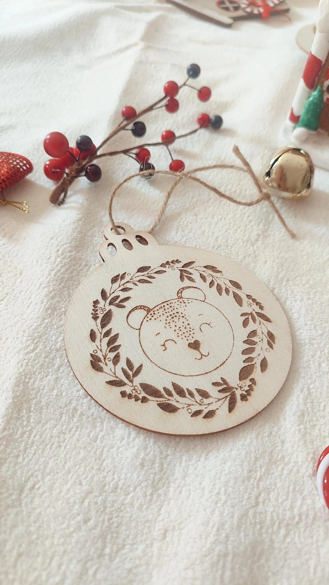 Boule de Noël en bois modèle Savannah le léopard - Personnalisable