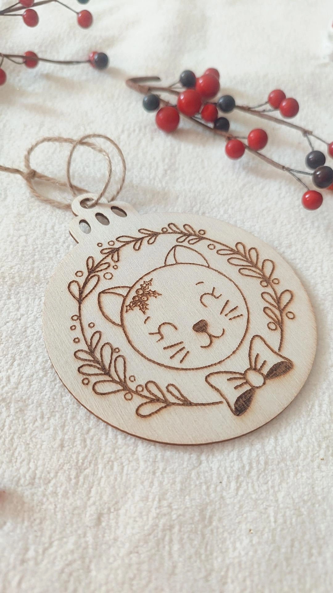 Boule de Noël en bois modèle Luna le chat - Personnalisable