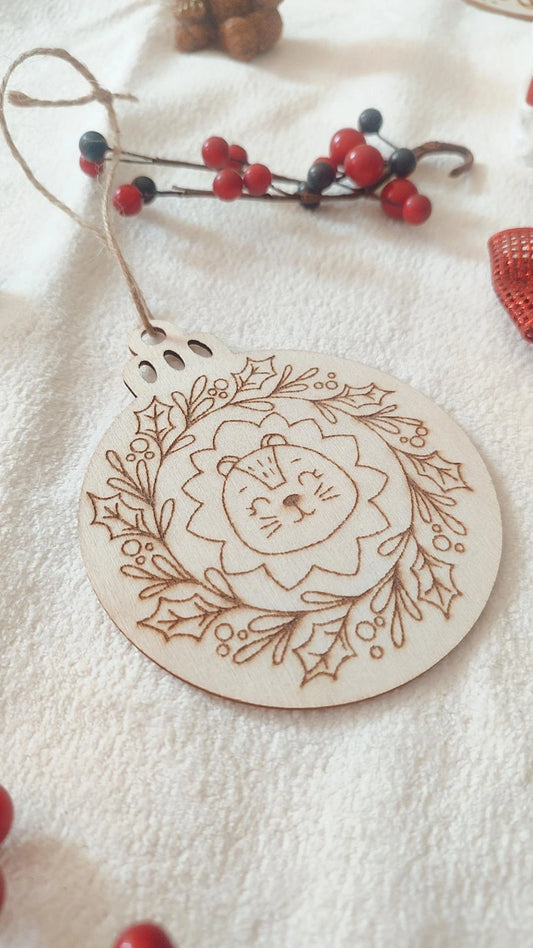 Boule de Noël en bois modèle Léo le Lion - Personnalisable