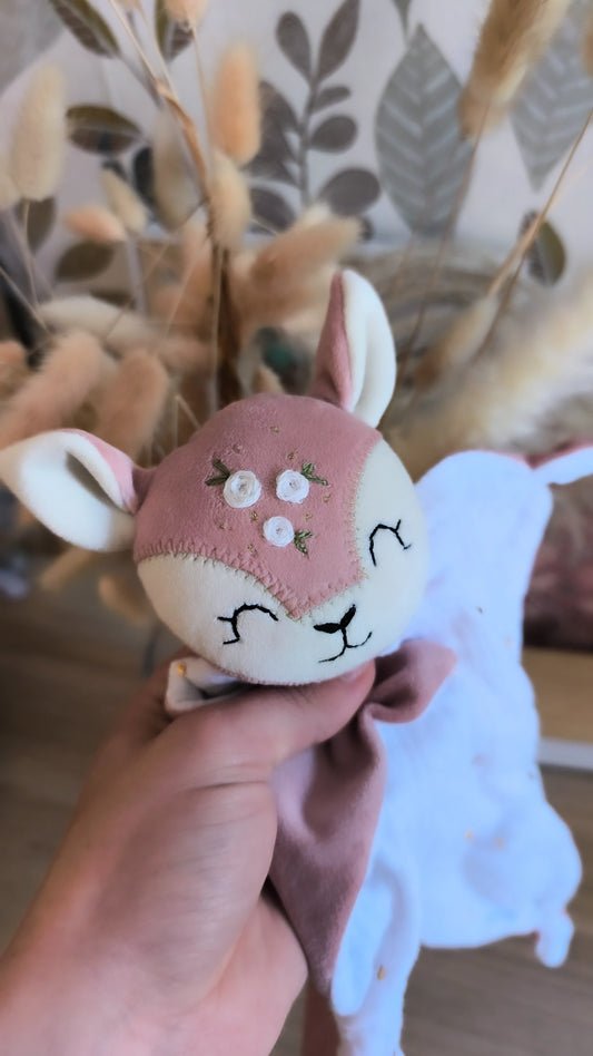 Doudou Biche Rosie Rose - modèle personnalisable fait main