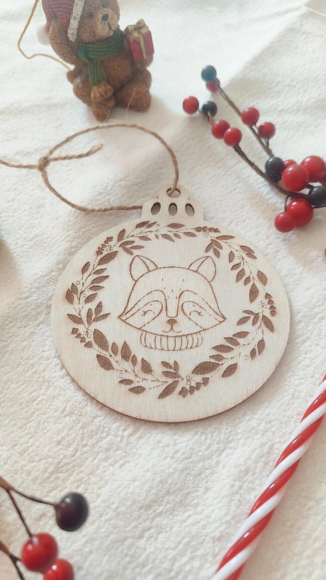Boule de Noël en bois modèle Janon le raton - Personnalisable