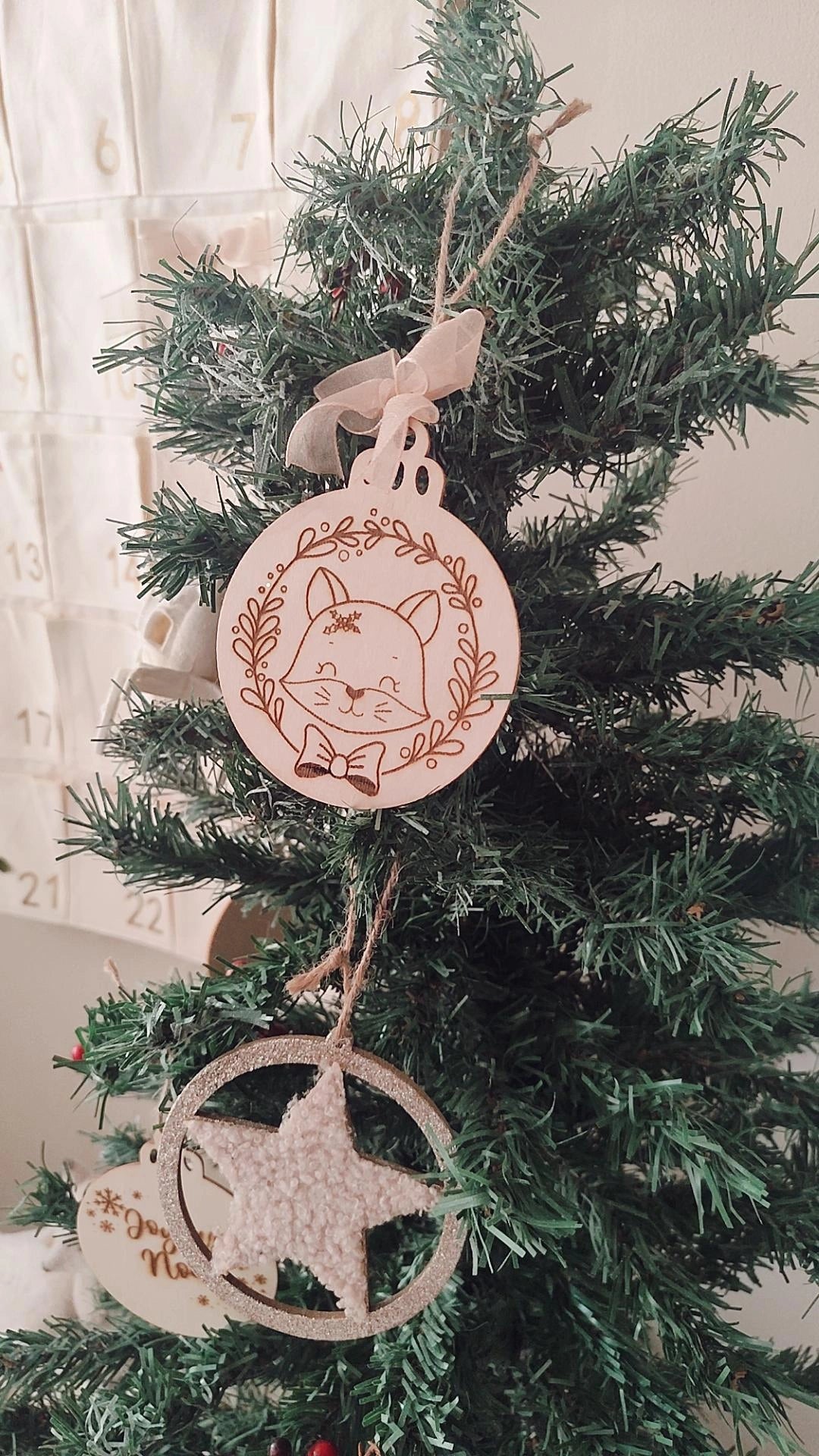 Boule de Noël en bois modèle Léonard le renard - Personnalisable