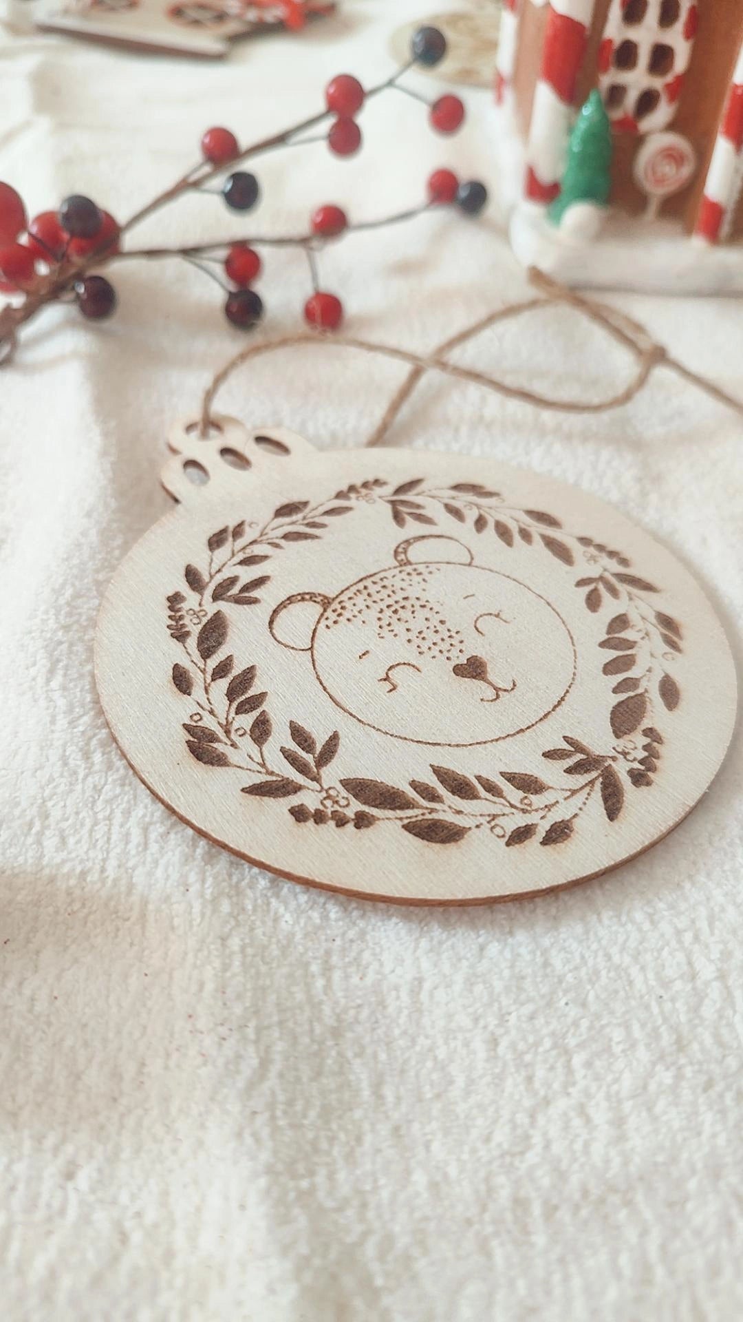 Boule de Noël en bois modèle Savannah le léopard - Personnalisable