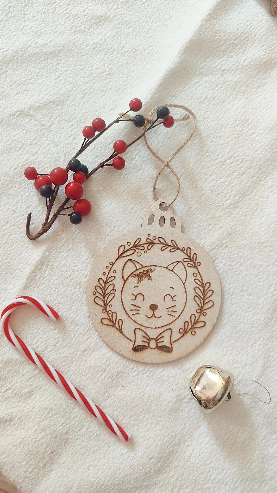 Boule de Noël en bois modèle Luna le chat - Personnalisable