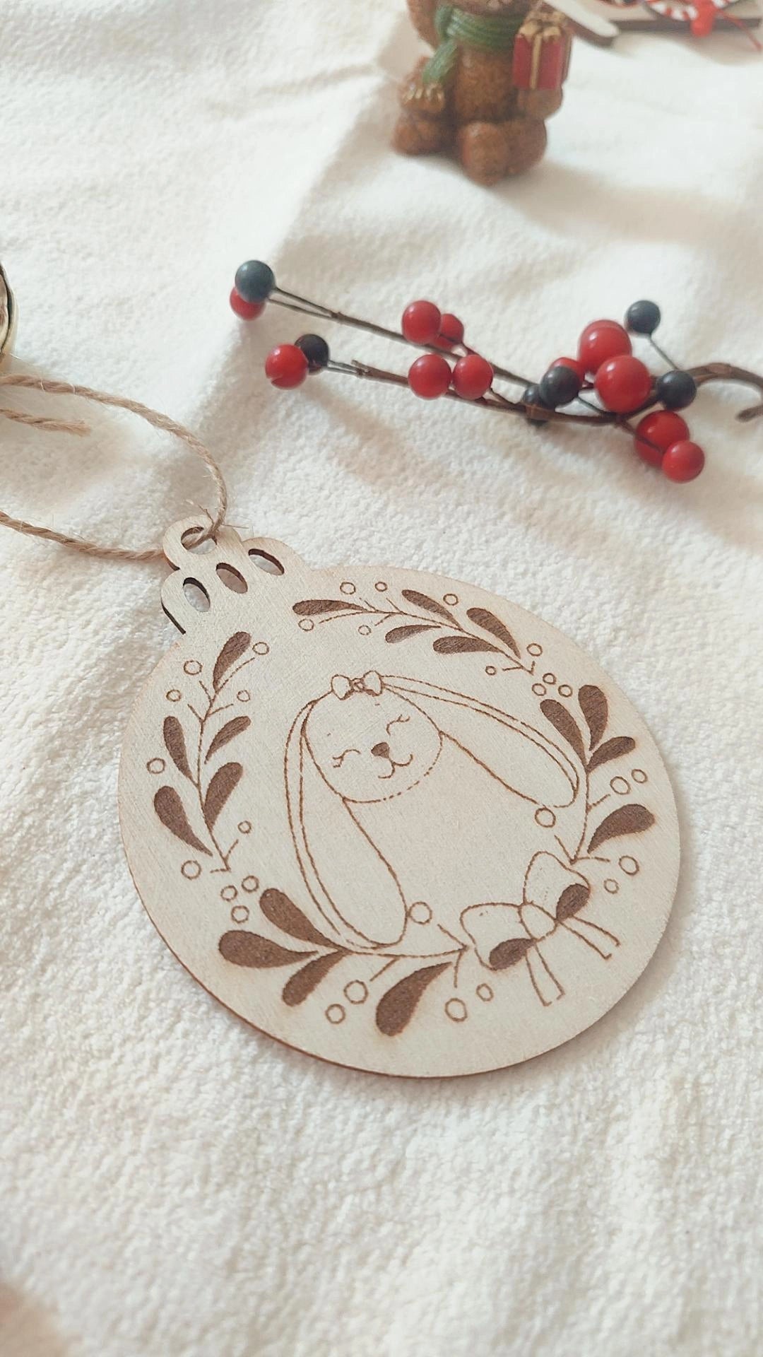 Boule de Noël en bois modèle Lapin Grace- Personnalisable