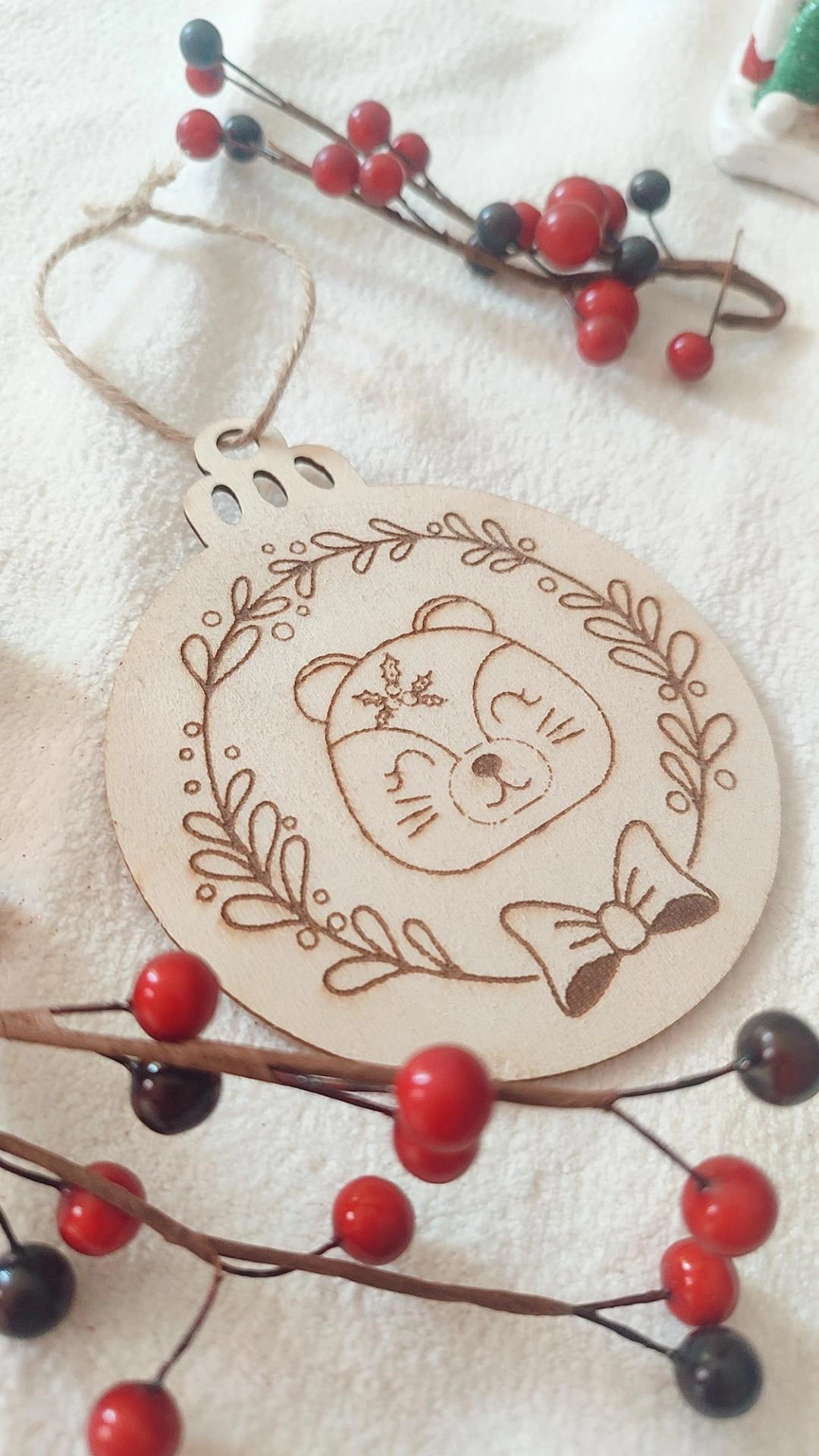Boule de Noël en bois modèle Lola la loutre - Personnalisable