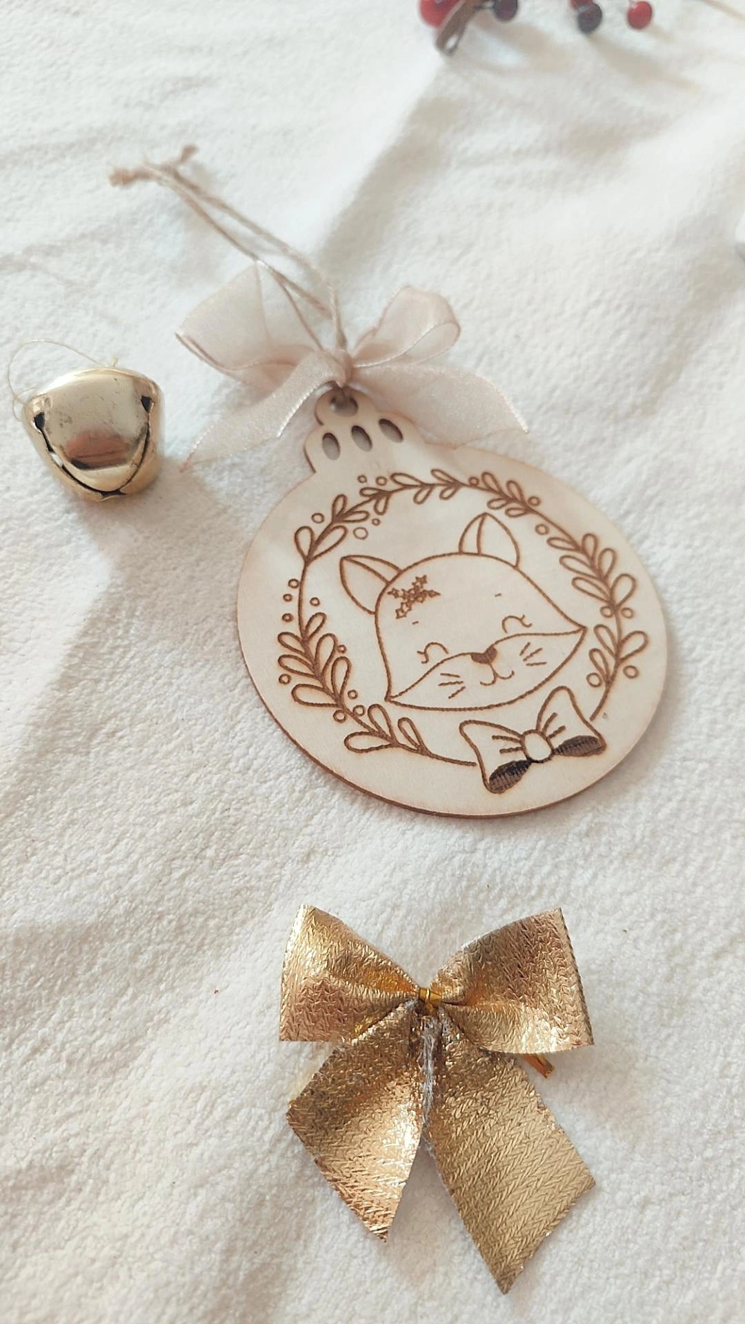 Boule de Noël en bois modèle Léonard le renard - Personnalisable