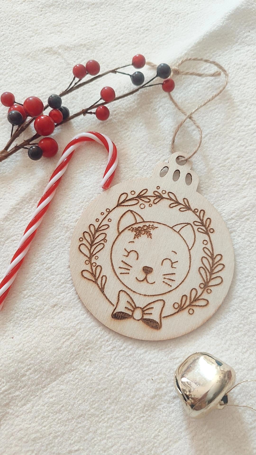 Boule de Noël en bois modèle Luna le chat - Personnalisable