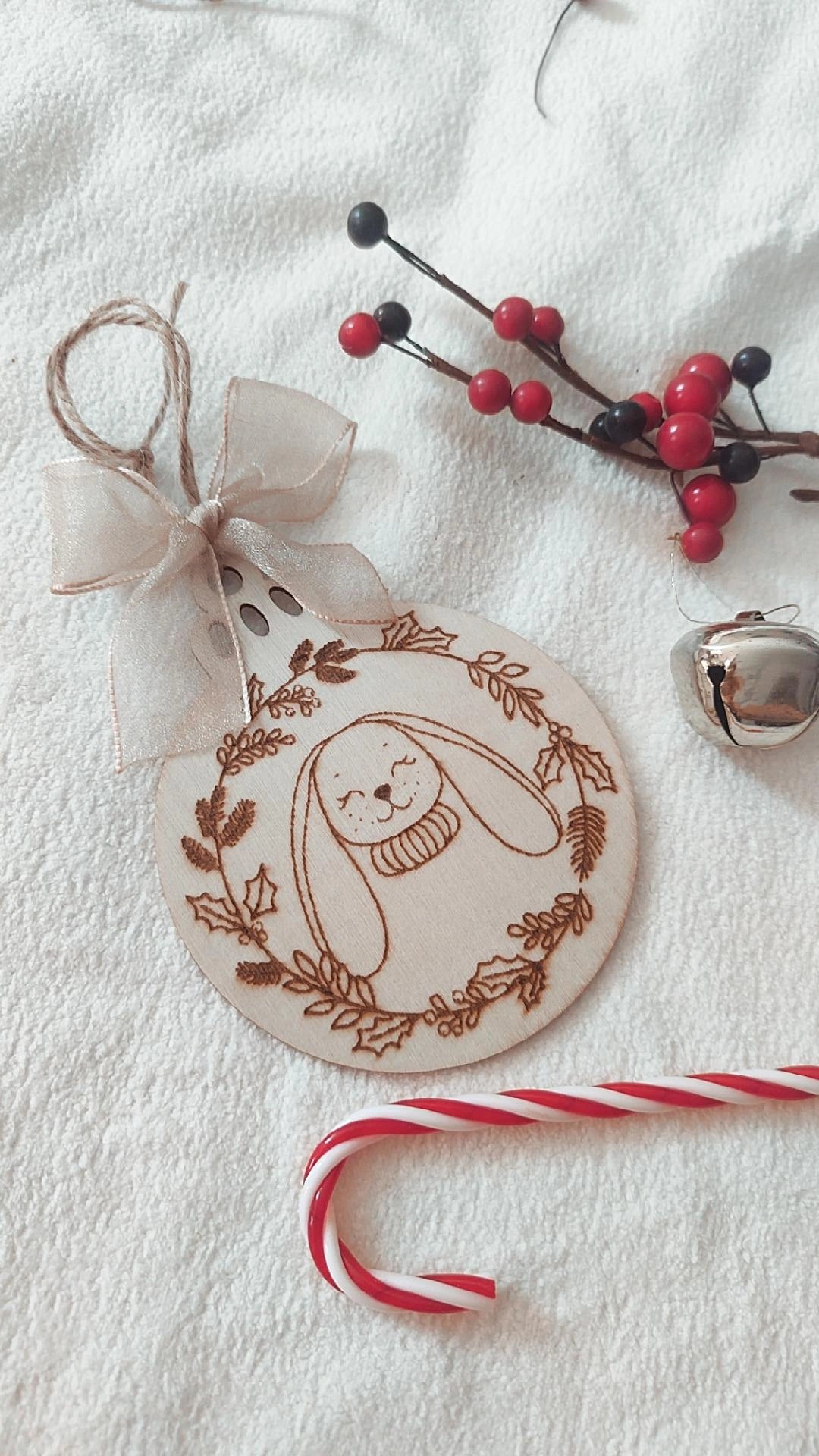 Boule de Noël en bois modèle Lapin Grace- Personnalisable