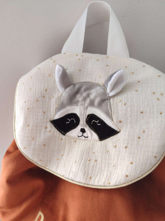 Sac à dos maternelle personnalisable – Modèle Janon Raton Laveur câlin cousu main- velours et gaze de coton brodé à la main
