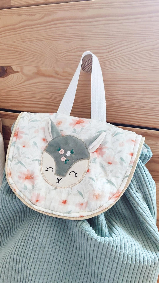 Sac à dos en velours côtelé et rabat gaze de coton orné d' une biche en velours brodée à la main