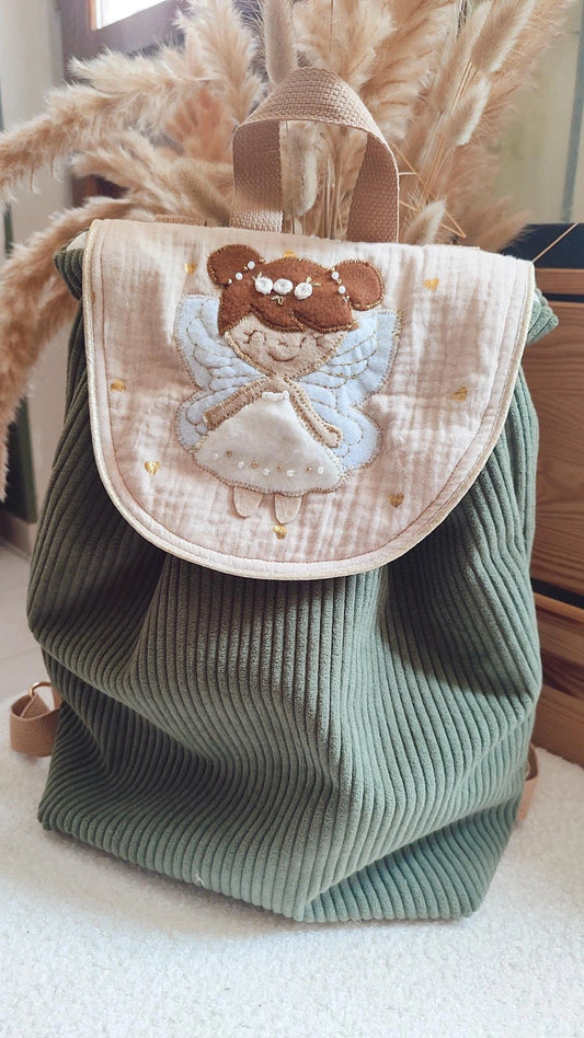 Ce joli sac à dos modèle Fée est brodé à la main - fée en feutrine - perle de verre et broderie doré - gaze de coton et velours côtelé