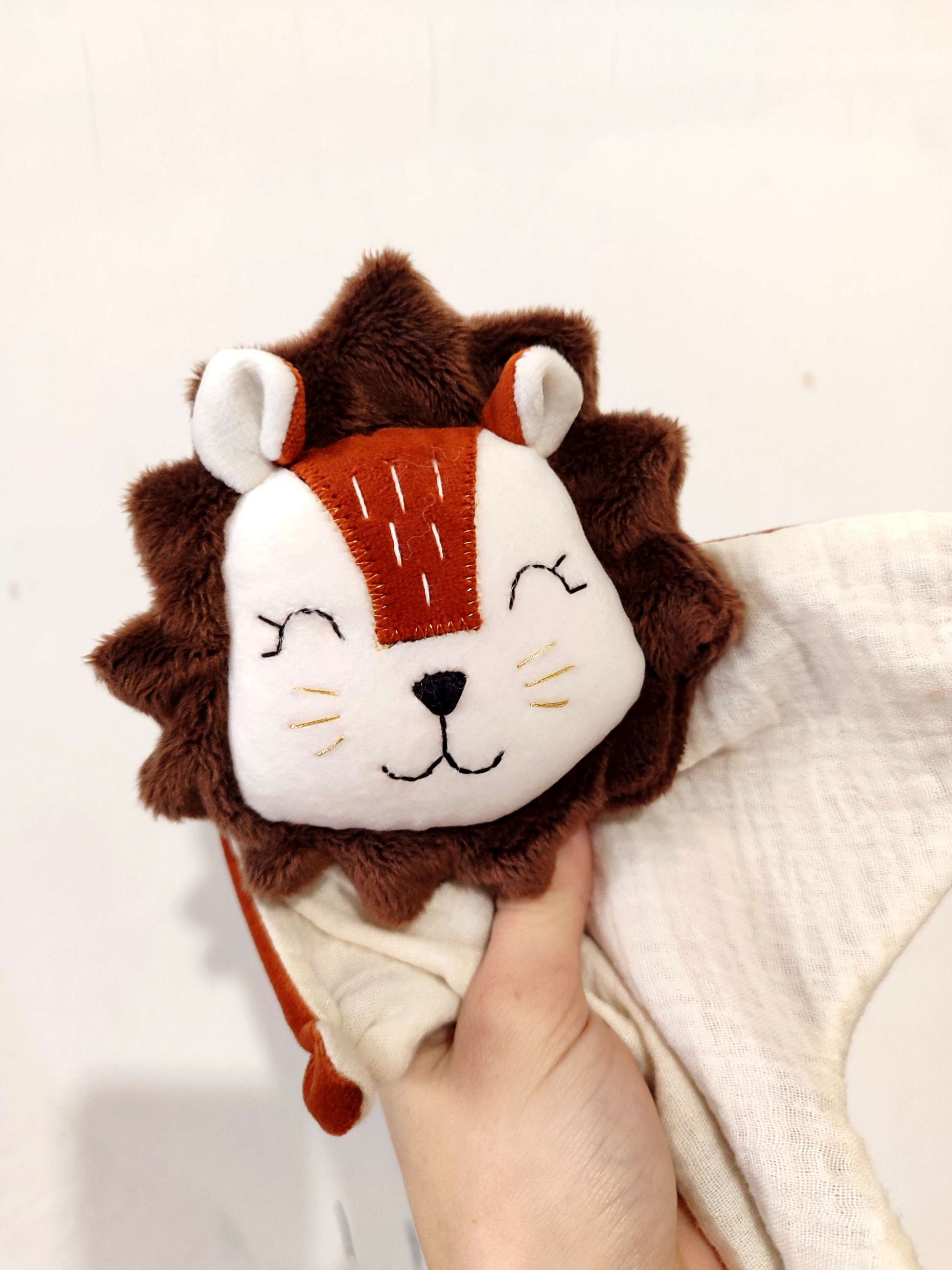 Doudou lion fait main en velours doux, personnalisable fabriqué artisanalement en France – cadeau de naissance pour bébé