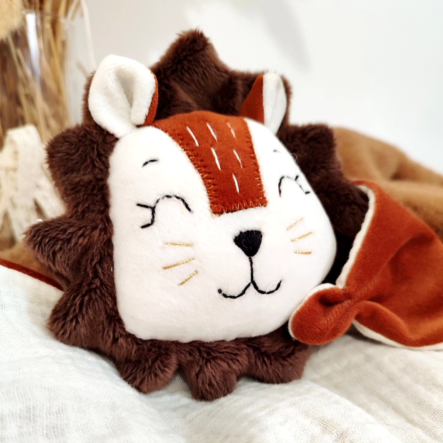 Doudou lion fait main en velours doux, personnalisable, fabriqué artisanalement en France – cadeau de naissance pour bébé
