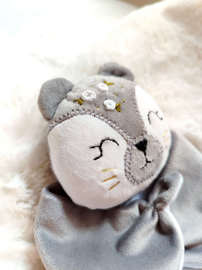 Doudou loutre fait main en velours doux et gaze de coton, personnalisable avec prénom brodé, fabriqué artisanalement en France – cadeau de naissance pour bébé
