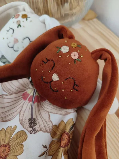 Doudou lapin marron fait main en velours doux et gaze de coton, personnalisable avec prénom brodé, fabriqué artisanalement en France – cadeau de naissance pour bébé - normes CE
