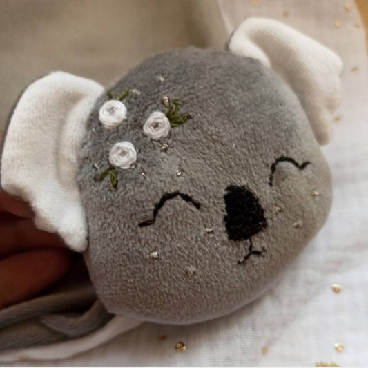 doudou koala personnalisé est soigneusement fabriqué à la main pour offrir à votre bébé un compagnon doux, sécurisé et rassurant. En velours et gaze de coton brodé main