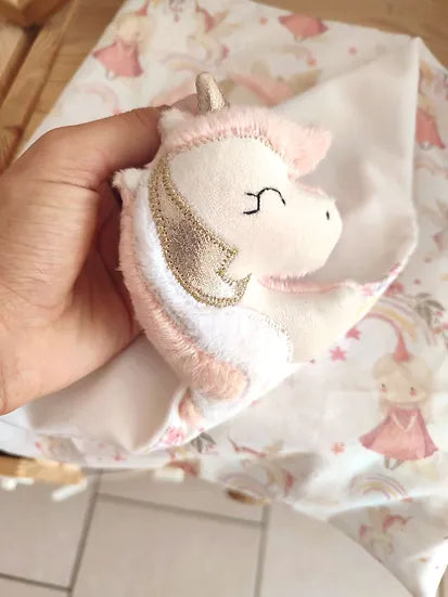 Doudou licorne fait main en velours doux, personnalisable avec prénom brodé, fabriqué artisanalement en France – cadeau de naissance pour bébé