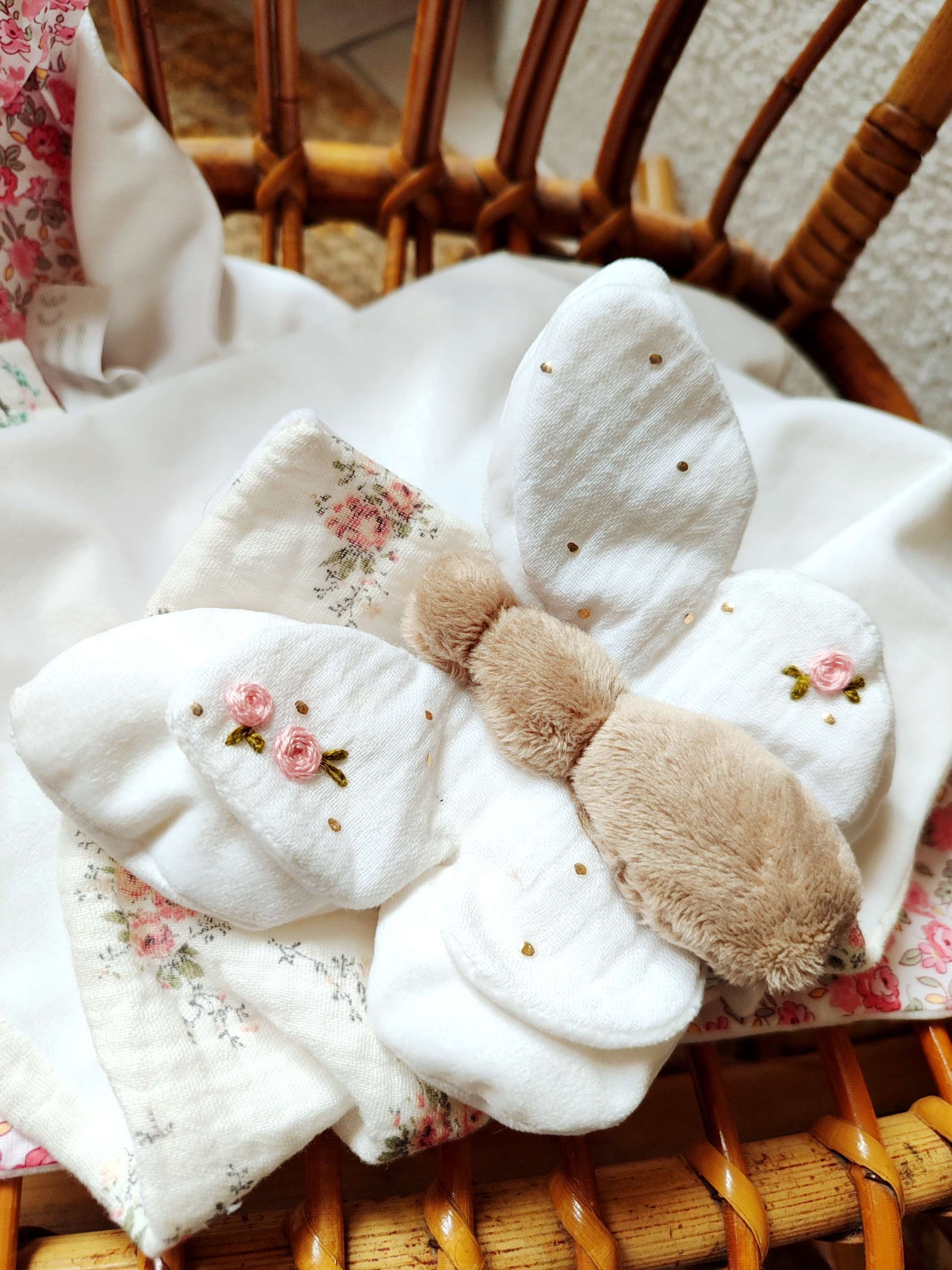 Doudou papillon fait main en velours doux et gaze de coton, personnalisable avec prénom brodé, fabriqué artisanalement en France – cadeau de naissance pour bébé