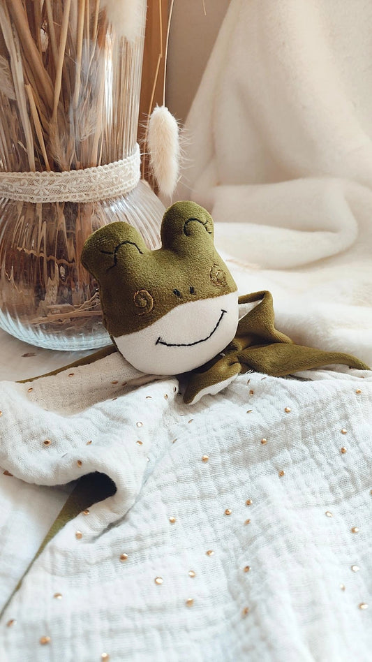Doudou grenouille fait main en velours doux, personnalisable avec prénom brodé, fabriqué artisanalement en France – cadeau de naissance pour bébé - normes CE

