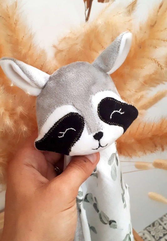 Doudou raton laveur fait main en velours doux, personnalisable avec prénom brodé, fabriqué artisanalement en France – cadeau de naissance pour bébé
