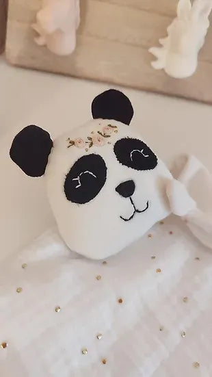Doudou panda  fait main en velours doux  et gaze de coton,  personnalisable avec prénom brodé, fabriqué artisanalement en France – respect des normes CE  cadeau de naissance pour bébé
